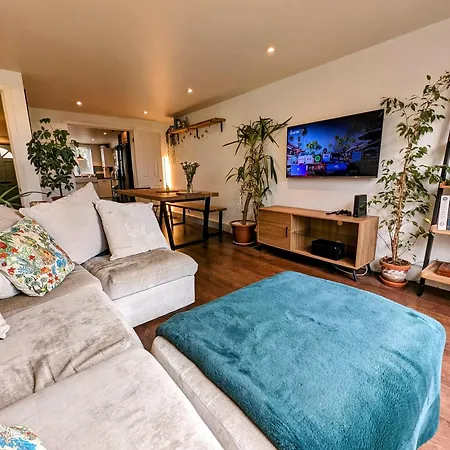 Modern Well Presented Apartment With Garden